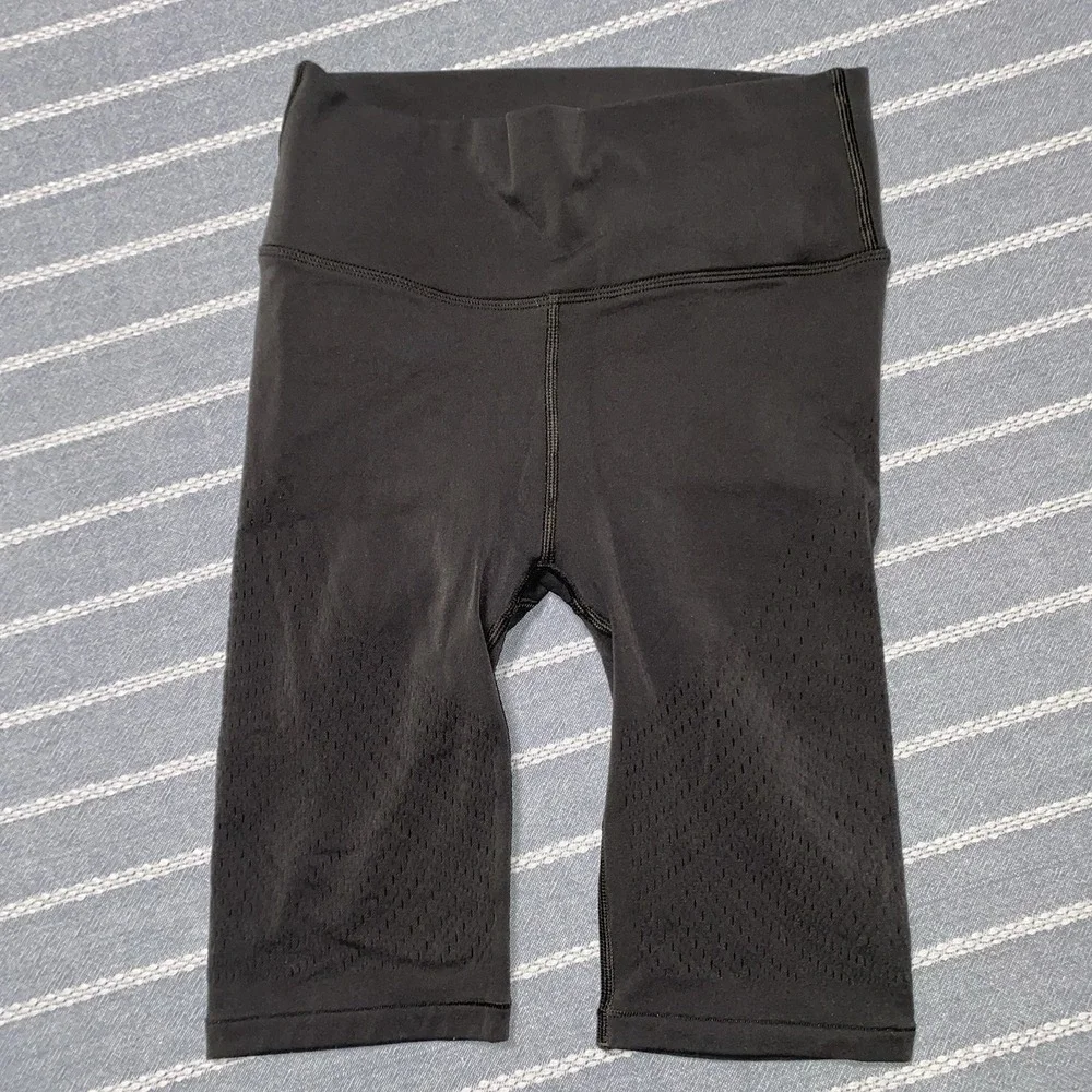Lululemon Grey Reveal Digital Rain Biker Shorts Size 4 Athletic